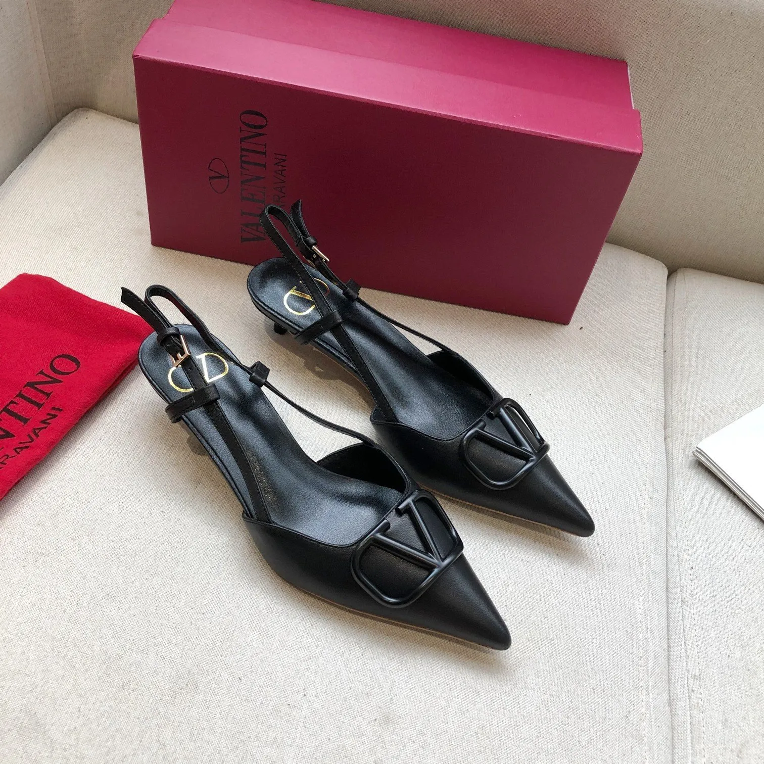 👟👟Ex-factory price 520👟👟 🆕Valentino. Valentino big v buckle shoes ㊙️Latest series in the counter, authentic version, perfect details It does not grind or tire your feet. It is a walking artifact. The last shape is completely compared to the counters. The details are perfect. Without the original version, it cannot be made so exquisite. Exclusive molded brass color. The highest version on the market. Fabric: imported sheepskin, lining and foot pads are all sheepskin. Color: 6 colors optional. Number of yards (34 to 41) 42 customized, non-refundable and non-exchangeable. Heel height: 4CM
